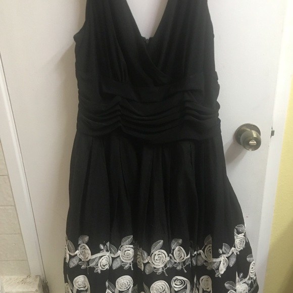 Black frilly dress with white flowers - Picture 6 of 6